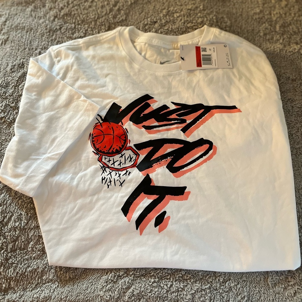 Men’s NWT Nike basketball T-shirt